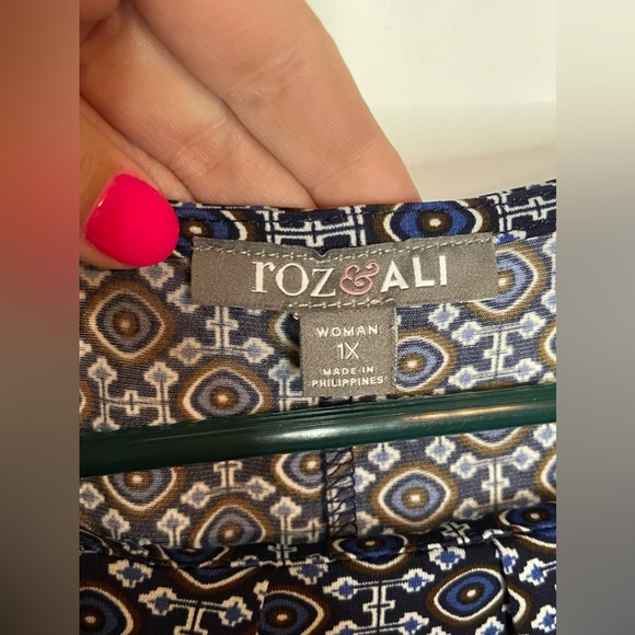 Roz & Ali EUC Sleeveless Blouse with Elastic Waist - Picture 4 of 6